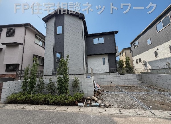 外観:青空を背景に凛と立つスタイリッシュな外観が、住まう人に誇りを与えてくれます。    
