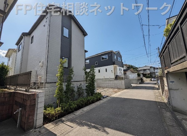 外観:閑静な車通りの少ない道路。お車の出し入れが苦手なママや小さなお子様にも安心ですね。  