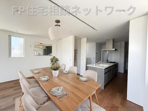 明るいLDKです♪（本画像はAI加工済みであり、家具等はなく価格にも含まれていません）  