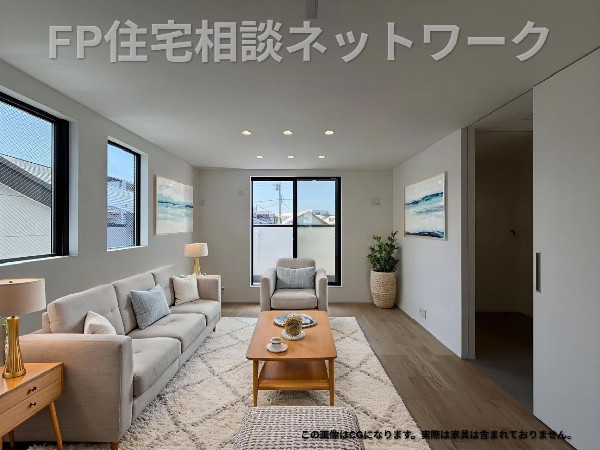 2階LDKの明るさと広がりが、毎日の暮らしに開放感を添えます。現地でも魅力を感じられます。  