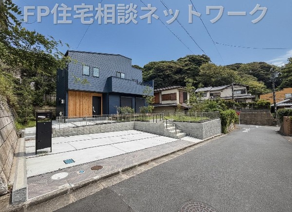 外観:駅徒歩圏の利便性と落ち着いた住環境が両立。心地よい陽光と風が住まいへの期待を膨らませます。  