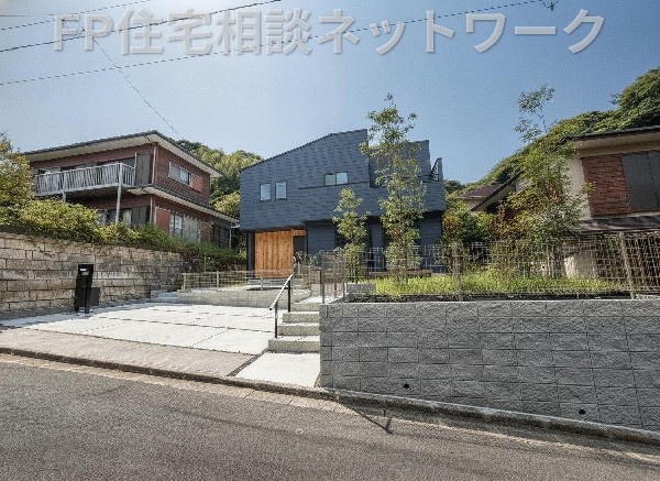外観:街中の喧騒から離れた穏やかな住環境。光と風を感じながら、心安らぐ快適な暮らしを叶える住まいです。  