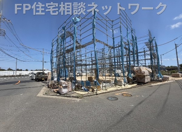 外観:前面道路のゆとりがあると、外まわりの使い勝手がぐっと広がります。暮らしにゆとりが生まれます。