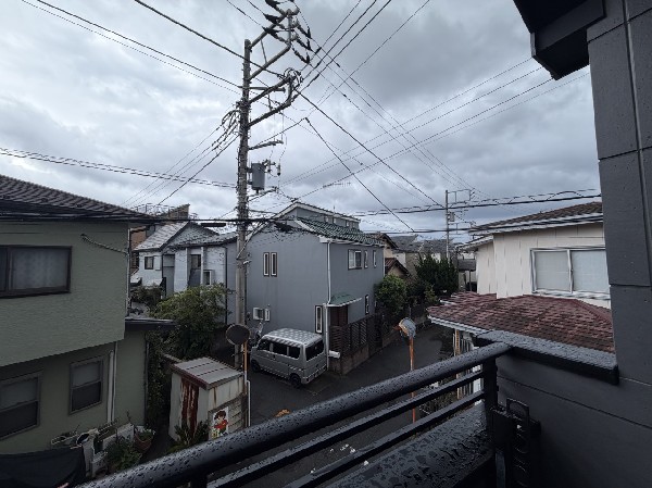 開放的なバルコニーは太陽の温かな温もりをめいっぱい受け止めてくれます。