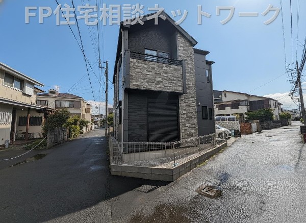 外観:青空を背景に凛と立つスタイリッシュな外観が、住まう人に誇りを与えてくれます。