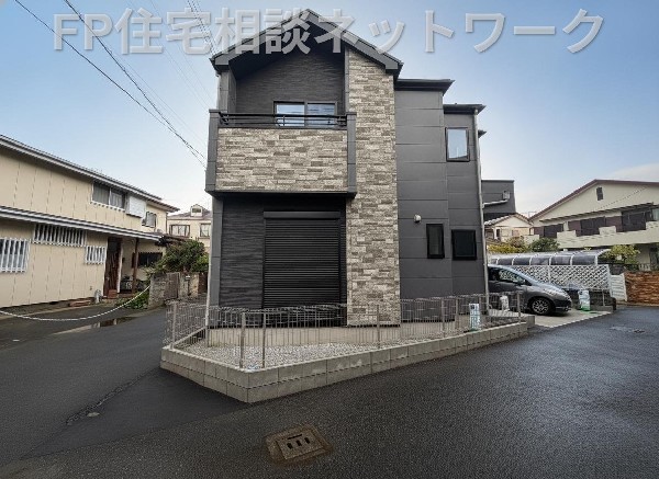 外観:閑静な住宅地に馴染む落ち着いた色合いの外観。
