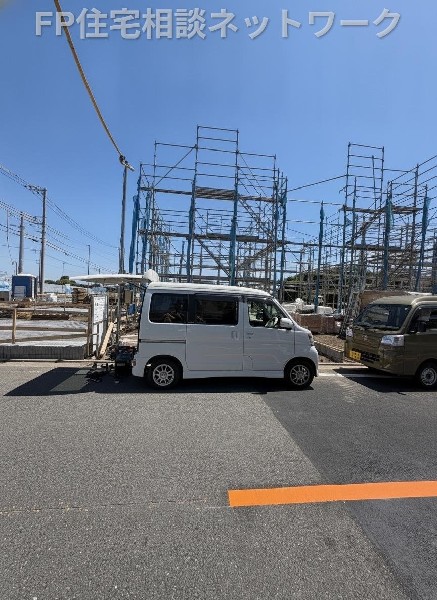 外観:幅員8mの道路を備えた前面道路で、この住まいらしい使いやすさをしっかり感じられます。