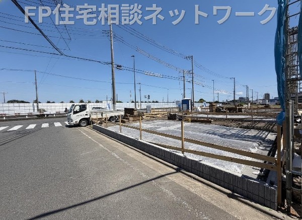 外観:前面道路のゆとりがあると、外まわりの使い勝手がぐっと広がります。暮らしにゆとりが生まれます。