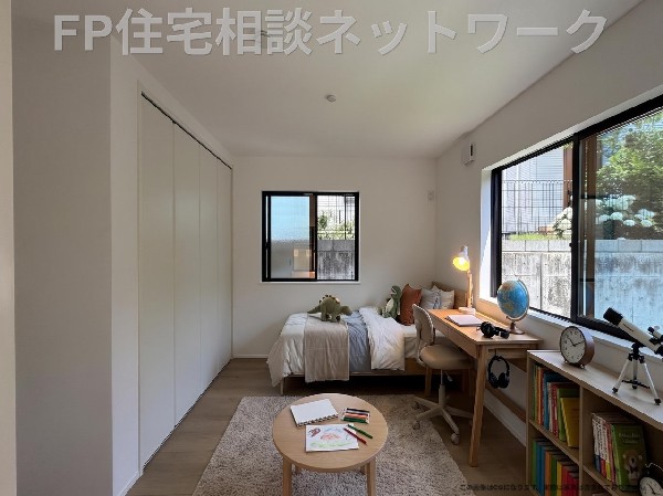 二面採光の明るさを活かした居室は、写真だけでなく現地でも魅力が伝わる見どころです。