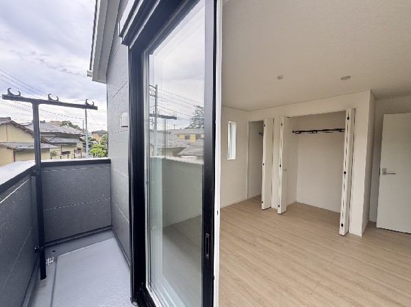 明るい光が差しこむ陽だまりの空間。お洗濯も干せばあっという間に乾きそうですね！