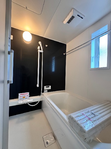 一日の疲れをじんわり癒やす広々バスルーム♪足を伸ばしてゆったり湯船に浸かる贅沢なひとときを。