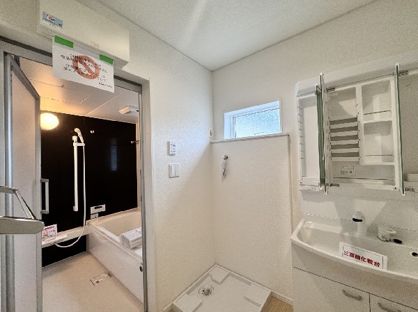 洗面室に洗濯機を置いてもゆとりのある広さ！脱衣スペースとしても家族みんなが使いやすい空間です