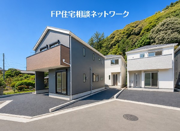外観:青空を背景に凛と立つスタイリッシュな外観が、住まう人に誇りを与えてくれます。