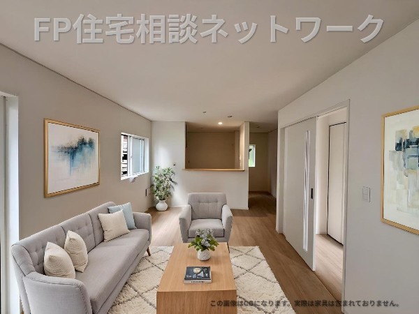 LDKの明るさと広がりが、毎日の暮らしに開放感を添えます。現地でも魅力を感じられます。