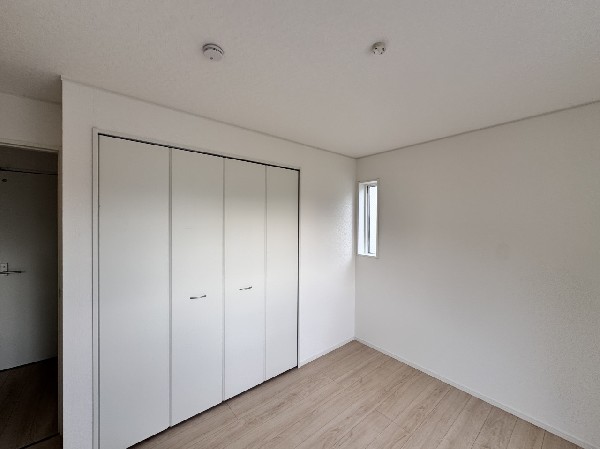 居室は家具の配置もしやすく、生活スタイルに合わせて使えます。家族の時間も心地よく整います。
