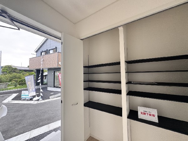 可動棚付きの仕様を活かしたシューズ収納は、写真だけでなく現地でも魅力が伝わる見どころです。