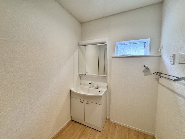 洗面室は毎日の身支度や帰宅後の動作を、気持ちよく支えてくれます。日々の使いやすさにつながります。