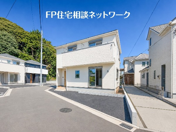 外観:空が広く、緑の多い閑静な趣を感じる環境です。  