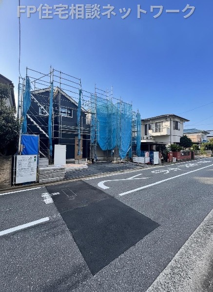 外観:目の前には幅員約8mのゆとりある道路があり、この住まいらしい日々の使いやすさを実感していただけます。
