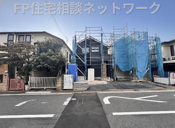 外観:閑静な住宅地に馴染む落ち着いた色合いの外観。