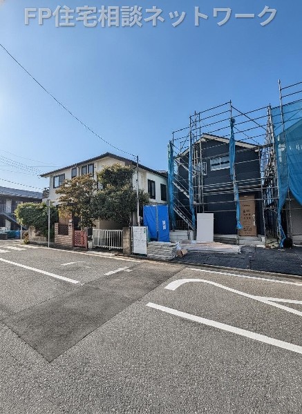 外観:六会日大前駅徒歩13分の立地を備えた住環境で、この住まいらしい使いやすさをしっかり感じられます。