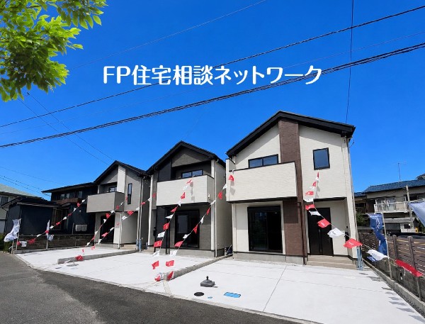 外観:青空を背景に凛と立つスタイリッシュな外観が、住まう人に誇りを与えてくれます。  