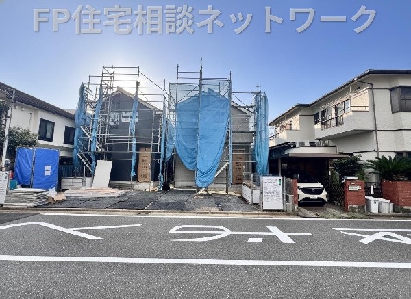 外観:前面道路が整った住まいは、暮らしやすさと見た目の良さを両立します。現地でも魅力を感じられます。