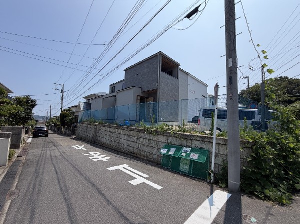 外観:閑静な車通りの少ない道路。お車の出し入れが苦手なママや小さなお子様にも安心ですね。  
