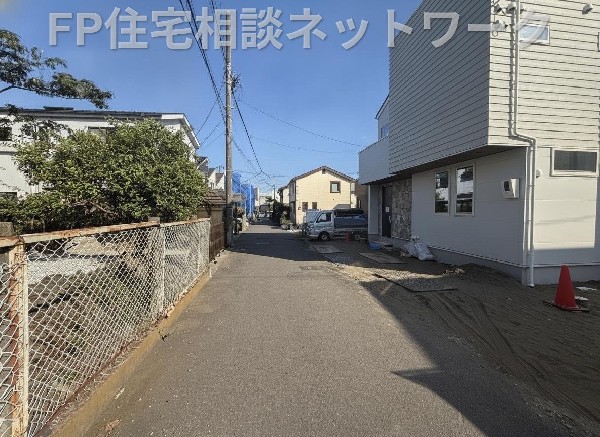 外観:周辺は落ち着いた第一種低層住居専用地域が中心で、高い建物がなく日当たりや開放感に恵まれた平坦な街並みです。