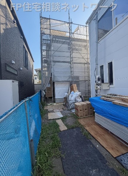 外観:周辺は落ち着いた第一種低層住居専用地域が中心で、高い建物がなく日当たりや開放感に恵まれた平坦な街並みです。