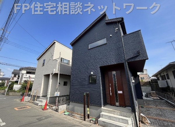 外観:建物はグレーを基調としたモダンデザイン。緑に恵まれた周辺環境:によく馴染みます。