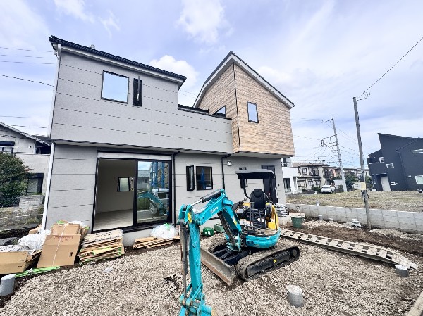 外観:整然とした街並みが広がり、高い建物がないため日当たりと開放感に恵まれています。  