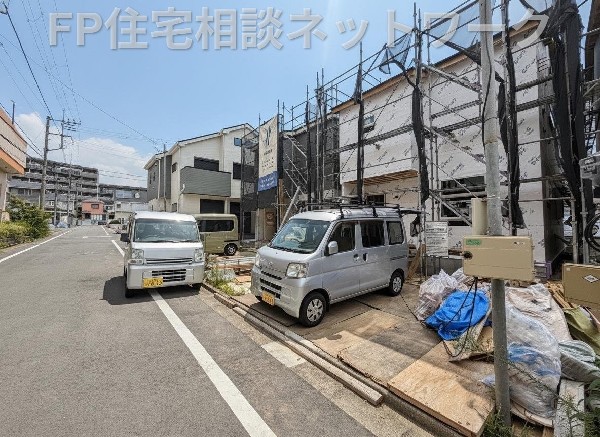外観:前面道路が整った住まいは、暮らしやすさと見た目の良さを両立します。現地でも魅力を感じられます。  