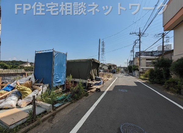 外観:前面道路のゆとりがあると、外まわりの使い勝手がぐっと広がります。暮らしにゆとりが生まれます。  