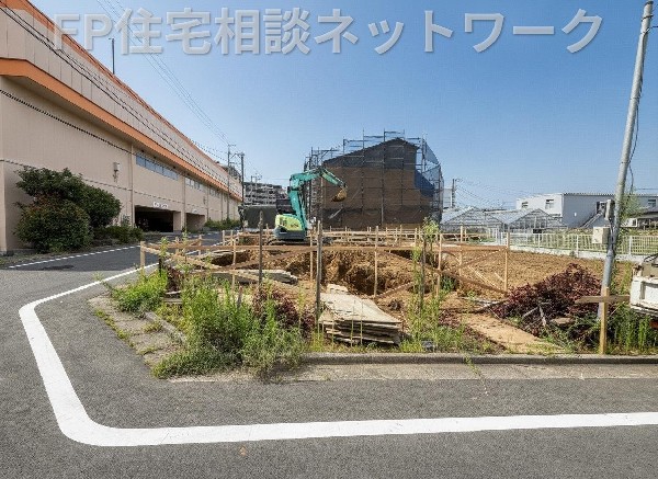 外観:幅員6mの道路を備えた前面道路で、この住まいらしい使いやすさをしっかり感じられます。  