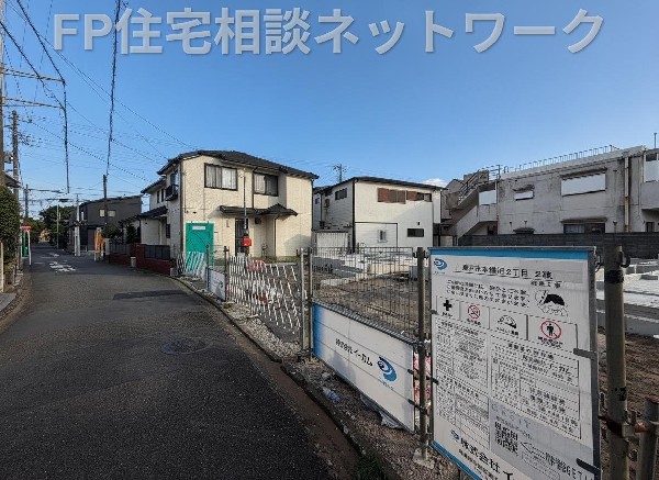 外観:駅徒歩圏の利便性と落ち着いた住環境が両立。心地よい陽光と風が住まいへの期待を膨らませます。