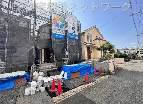 外観:前面道路は開放感や安心感にもつながり、生活の質を高めてくれます。家族の時間も心地よく整います。  
