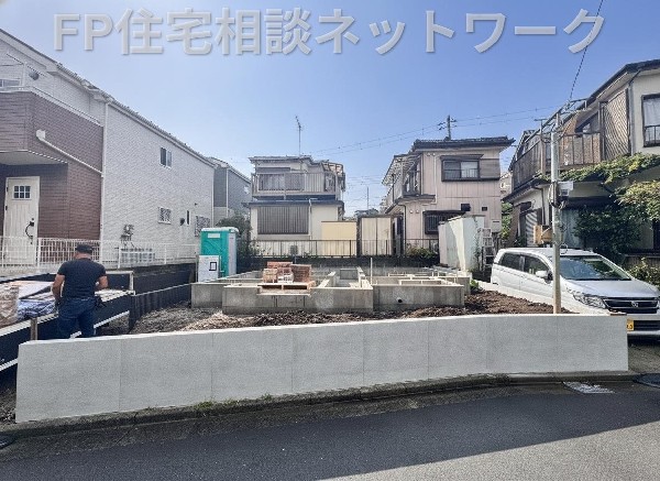 外観:低層の一戸建てが整然と並び、高い建物がないため採光や開放感に恵まれています。