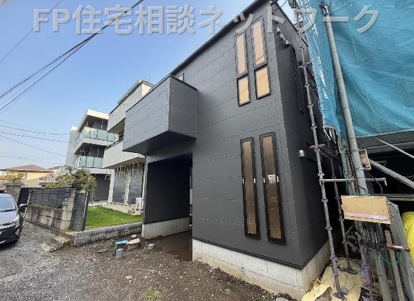 外観:青空を背景に凛と立つスタイリッシュな外観が、住まう人に誇りを与えてくれます。  