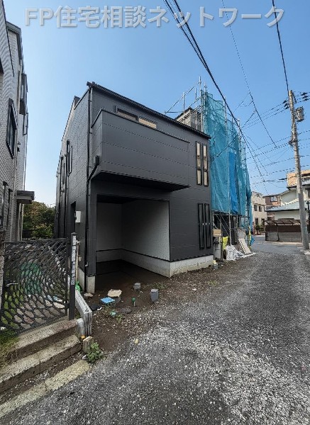 外観:青空へと抜ける開放的な眺望と、陽射しに満たされた空間が、日々の暮らしに癒やしを与えます。  