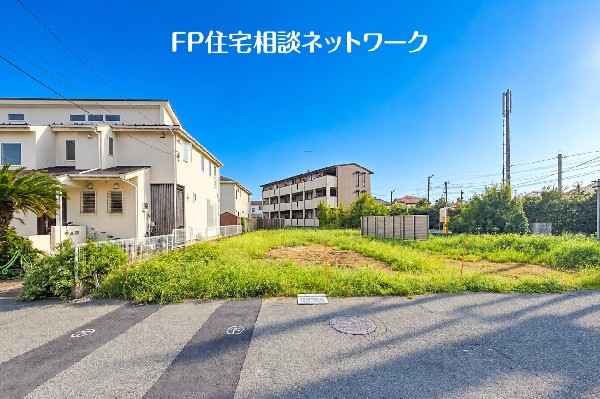 外観:駅徒歩圏の利便性と落ち着いた住環境が両立。心地よい陽光と風が住まいへの期待を膨らませます。  