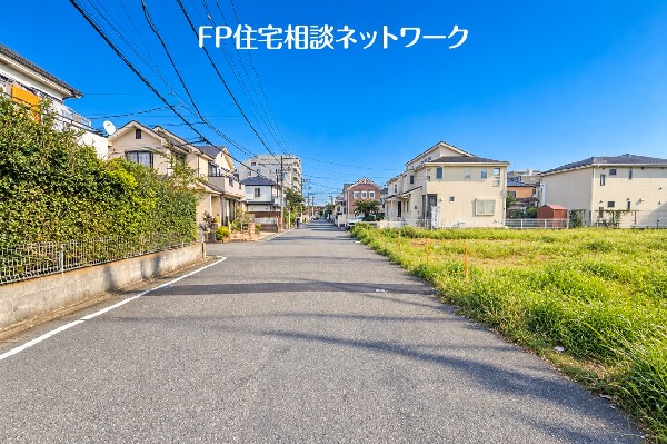 外観:車通りの少ない立地を活かした前面道路は、写真だけでなく現地でも魅力が伝わる見どころです。