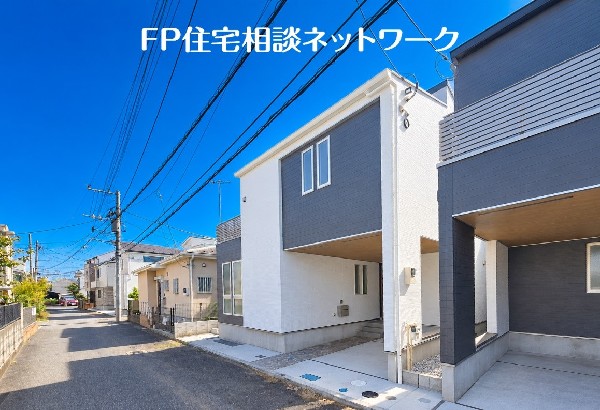 外観:閑静な住宅地に馴染む落ち着いた色合いの外観。  