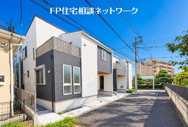 外観:駅徒歩圏の利便性と落ち着いた住環境が両立。心地よい陽光と風が住まいへの期待を膨らませます。  