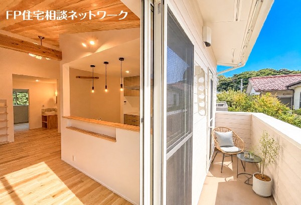 南からの明るい光が差しこむ空間（本画像はAI加工済みであり、家具等はなく価格にも含まれていません）