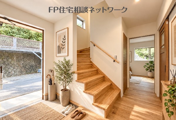 明るく開放的な玄関（本画像はAI加工済みであり、小物、植物等はなく価格に含まれていません）