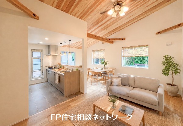 光あふれるLDK♪（本画像はAI加工済みであり、家具等はなく価格にも含まれていません）